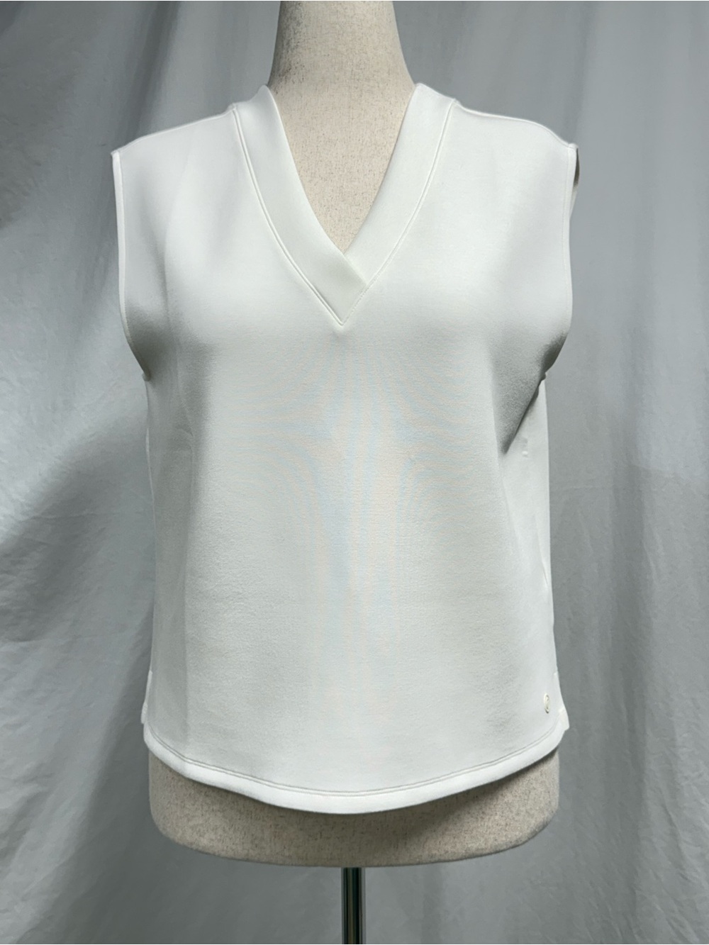 T by Talbots White V-Neck Sleeveless Activewear Shell